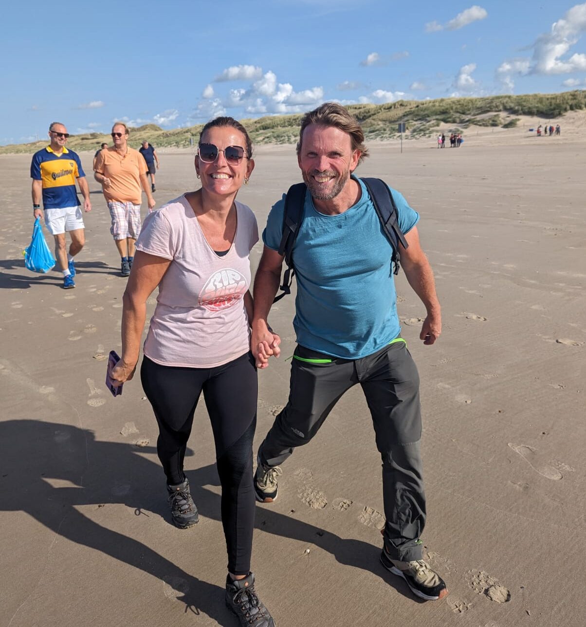 sportzorgcoach Patrick en zijn schoonzus tijdens de strandwandeltocht van Hattrick Zorg